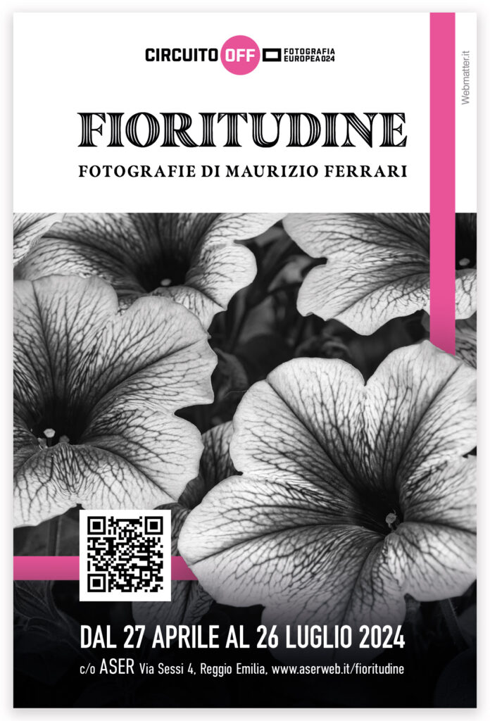 Cartolina di presentazione della mostra Fioritudine di Maurizio Ferrari. Quattro fiori che sbocciano in primo piano, foro in bianco e nero